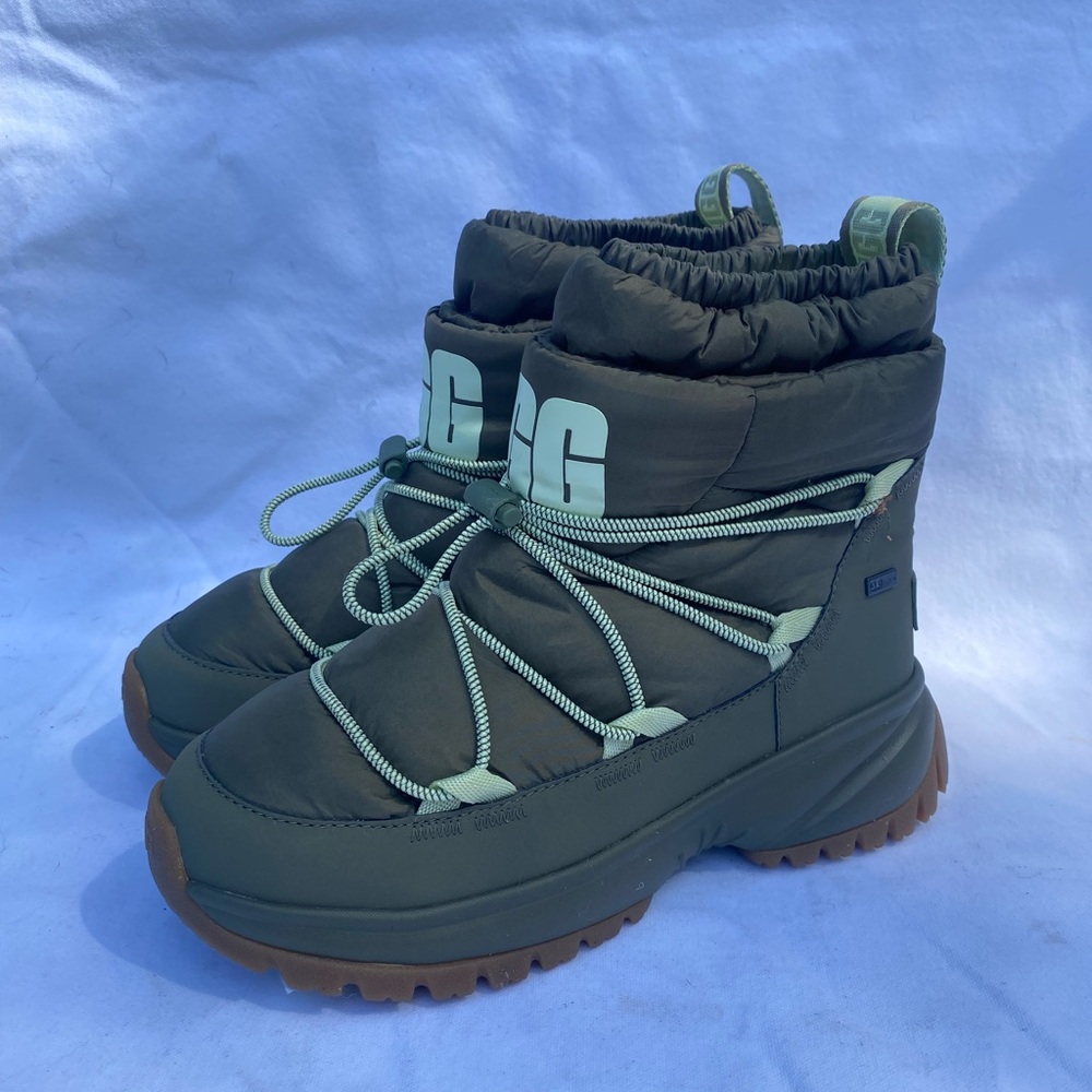 Waterproof puffer snow boot.